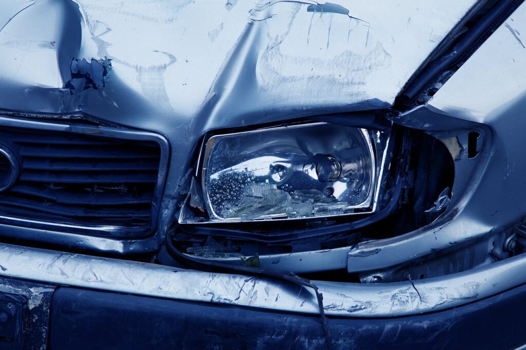 damaged auto headlight, car accident, auto insurance claim